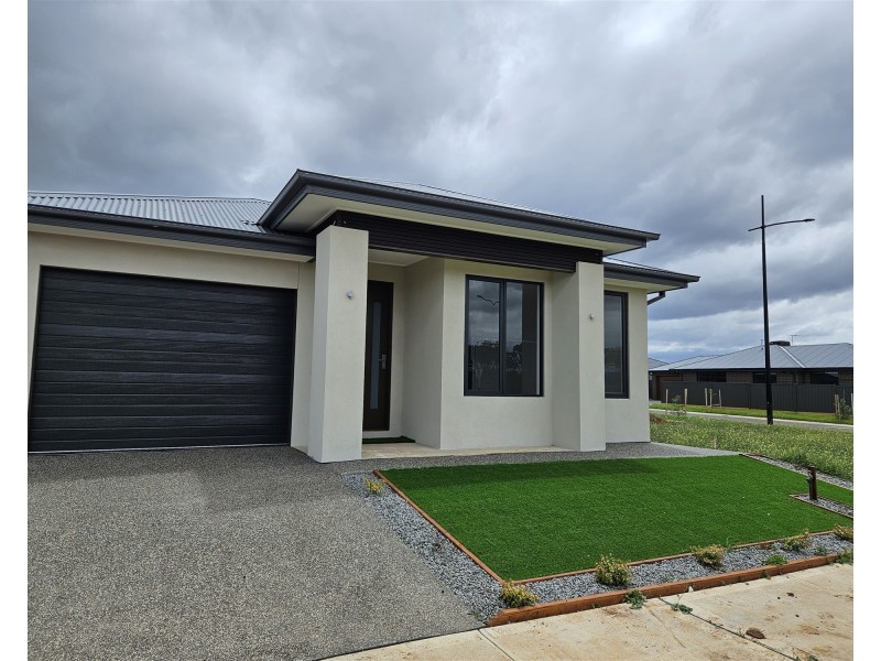 4 Ruff Way, Melton South VIC 3338