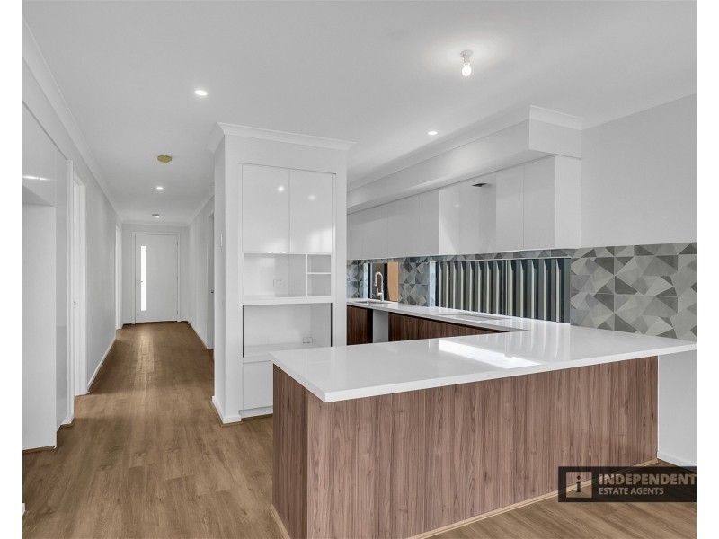 4 Ruff Way, Melton South VIC 3338