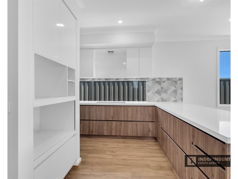 4 Ruff Way, Melton South VIC 3338