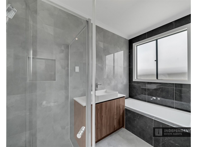 4 Ruff Way, Melton South VIC 3338