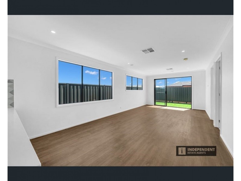 4 Ruff Way, Melton South VIC 3338