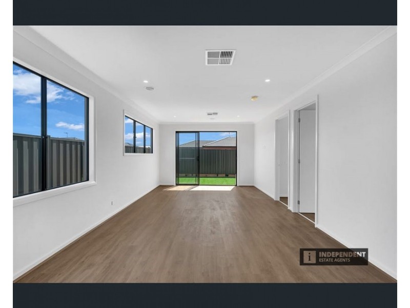 4 Ruff Way, Melton South VIC 3338