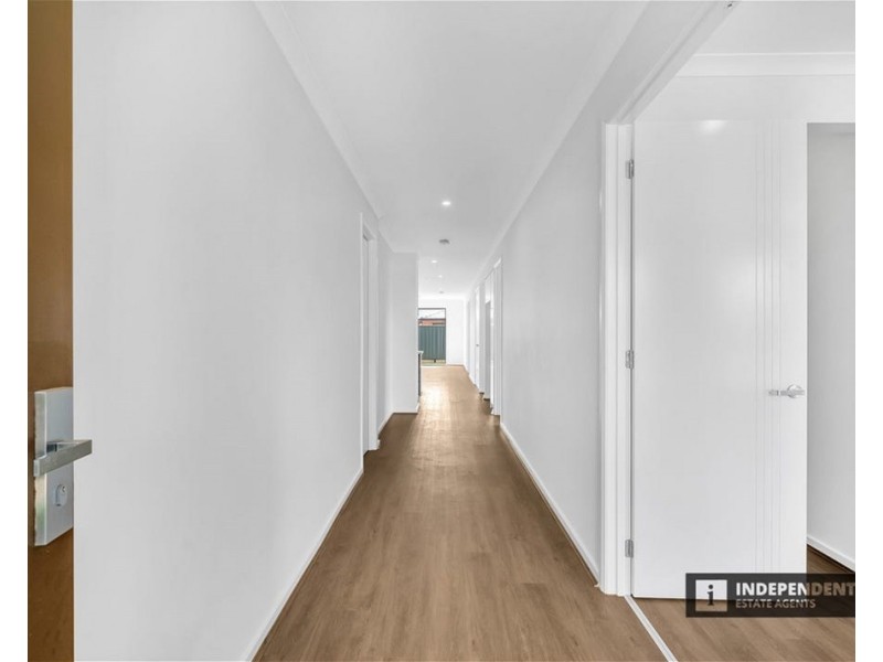 4 Ruff Way, Melton South VIC 3338