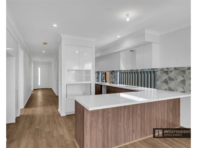 4 Ruff Way, Melton South VIC 3338