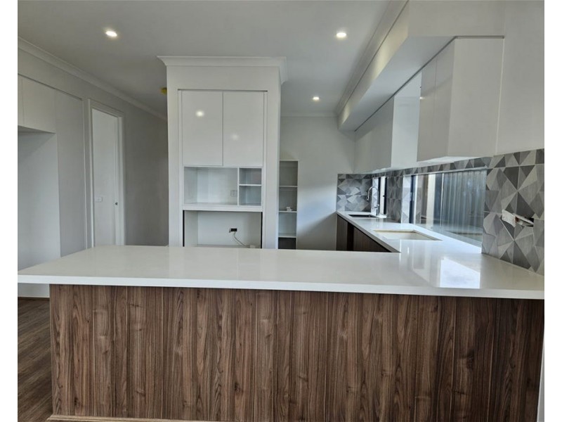 4 Ruff Way, Melton South VIC 3338