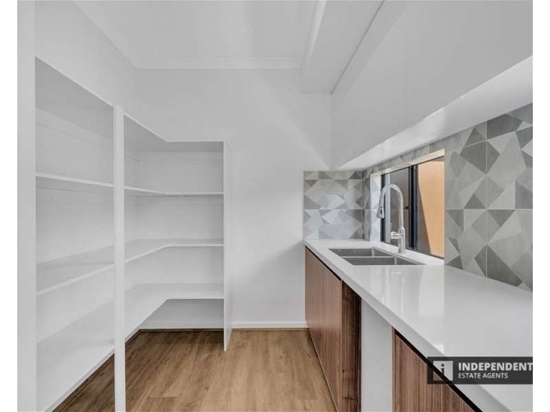 4 Ruff Way, Melton South VIC 3338