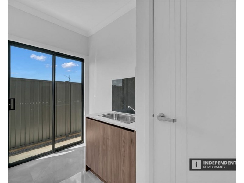 4 Ruff Way, Melton South VIC 3338