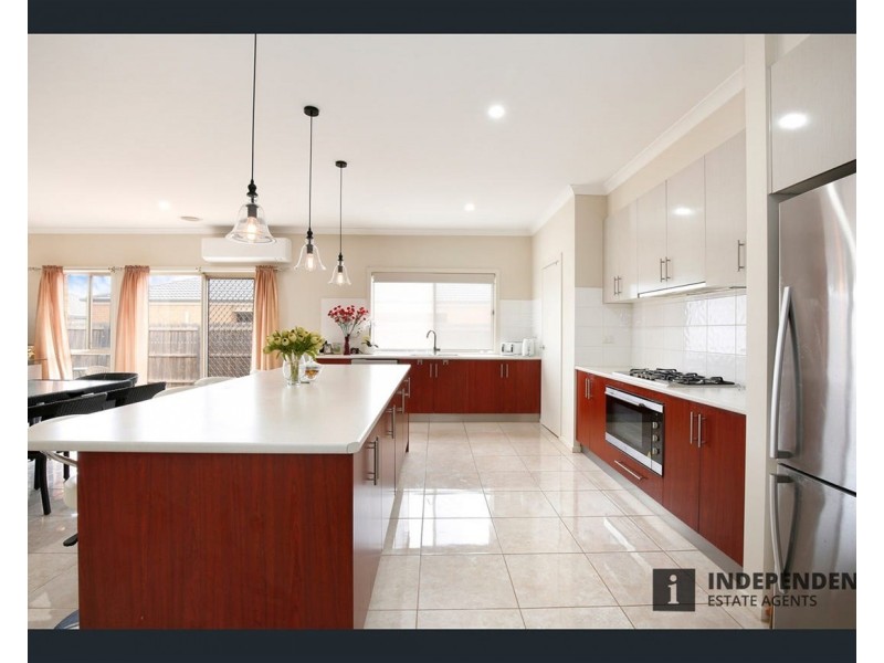 16 Hollybrook Street, Melton South VIC 3338