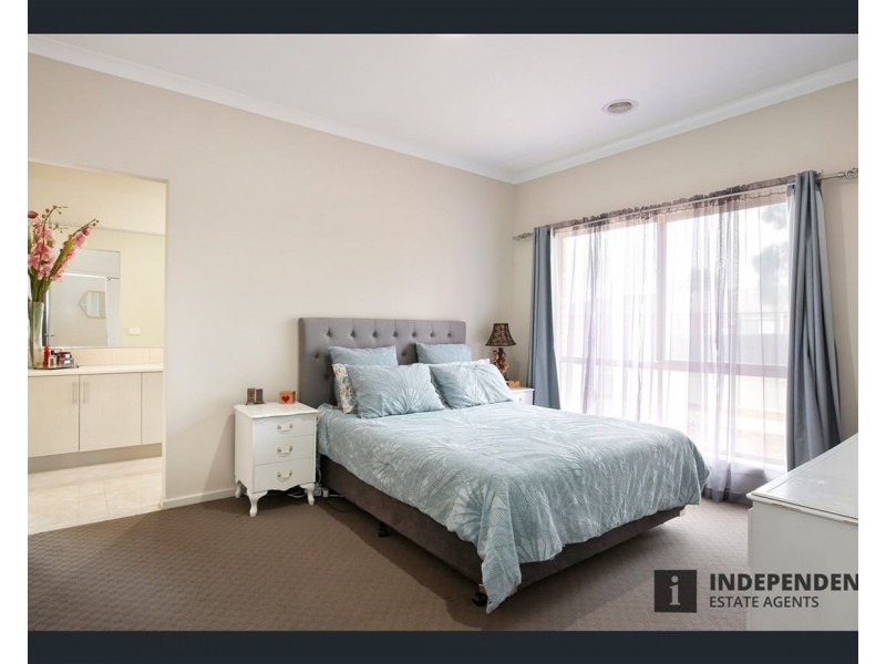 16 Hollybrook Street, Melton South VIC 3338