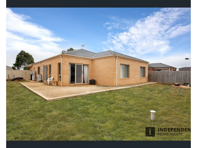 16 Hollybrook Street, Melton South VIC 3338