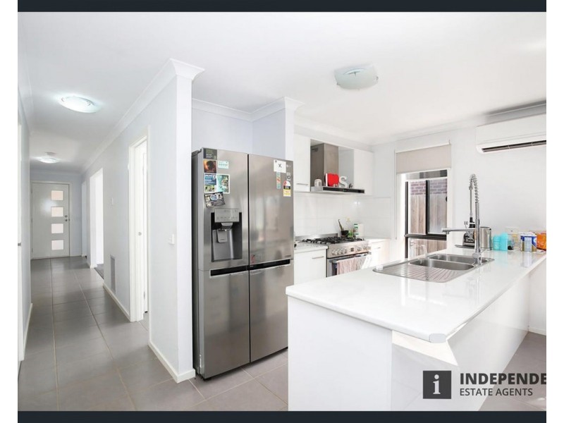44 Mapleton Boulevard, Melton South VIC 3338