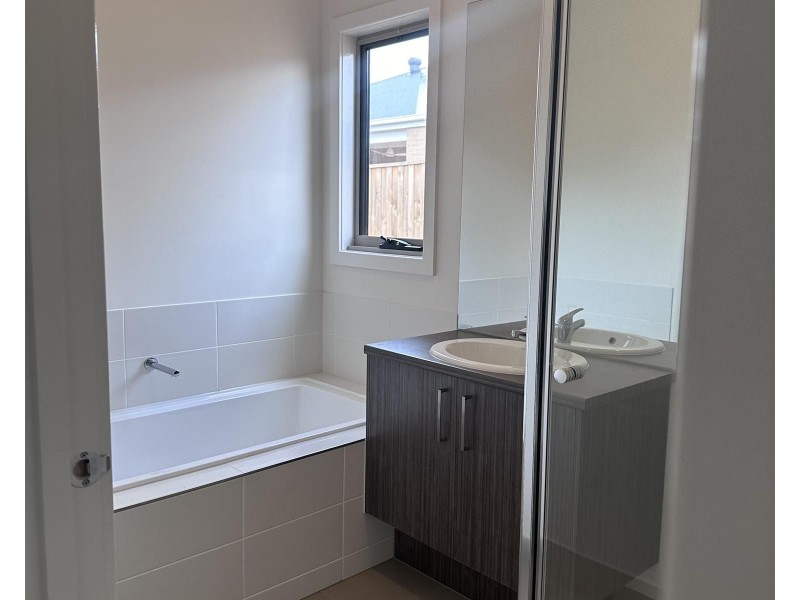 12  Tarnagulla St, Eynesbury VIC 3338