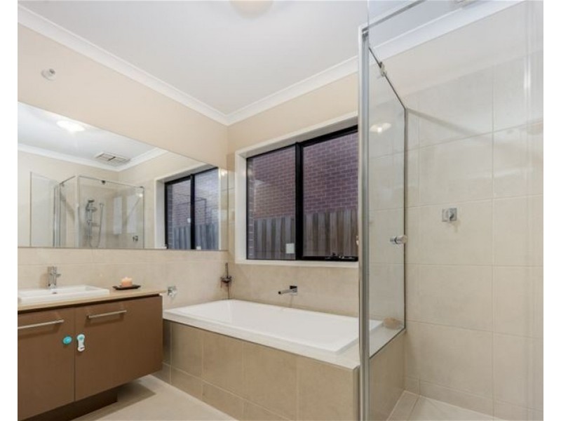 34 Clement Way, Melton South VIC 3338