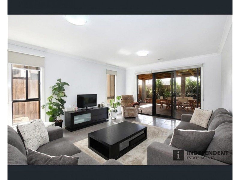 44 Mapleton Bvd, Melton South VIC 3338