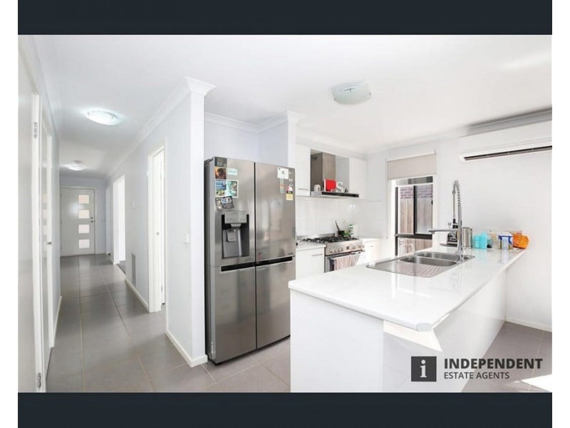 44 Mapleton Bvd, Melton South VIC 3338