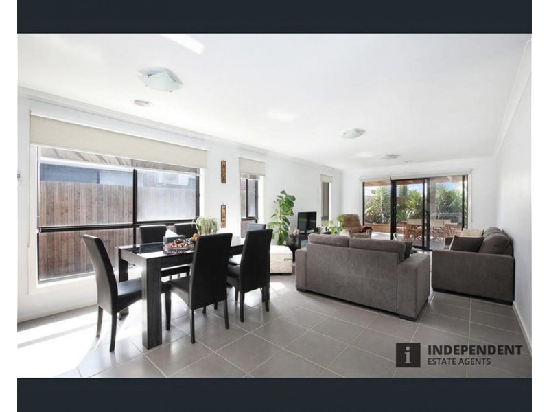 44 Mapleton Bvd, Melton South VIC 3338