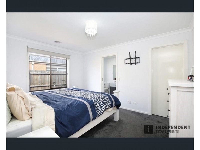 44 Mapleton Bvd, Melton South VIC 3338