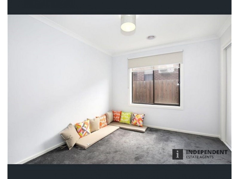 44 Mapleton Bvd, Melton South VIC 3338