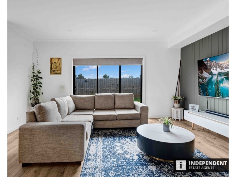 44 Linacre Crescent, Melton South VIC 3338