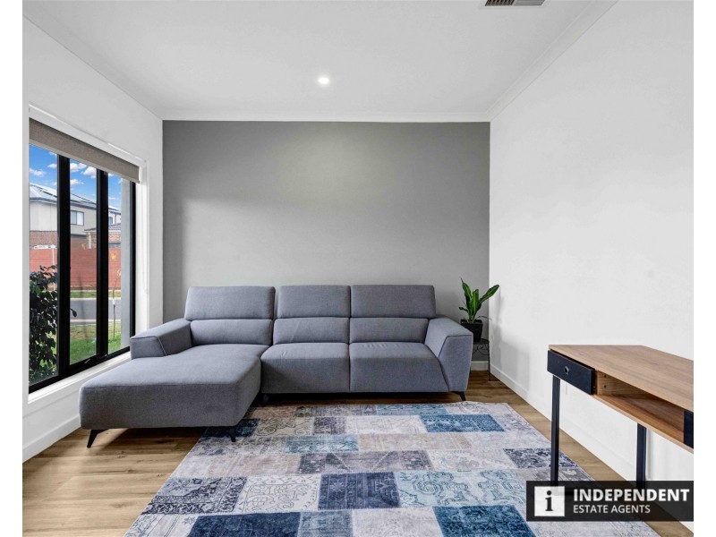 44 Linacre Crescent, Melton South VIC 3338