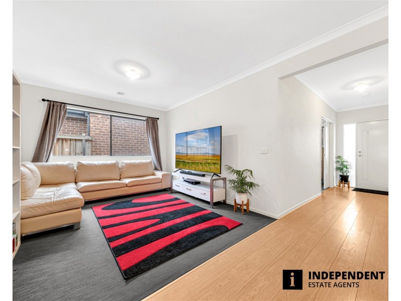 8 Pipers Place, Clyde North VIC 3978