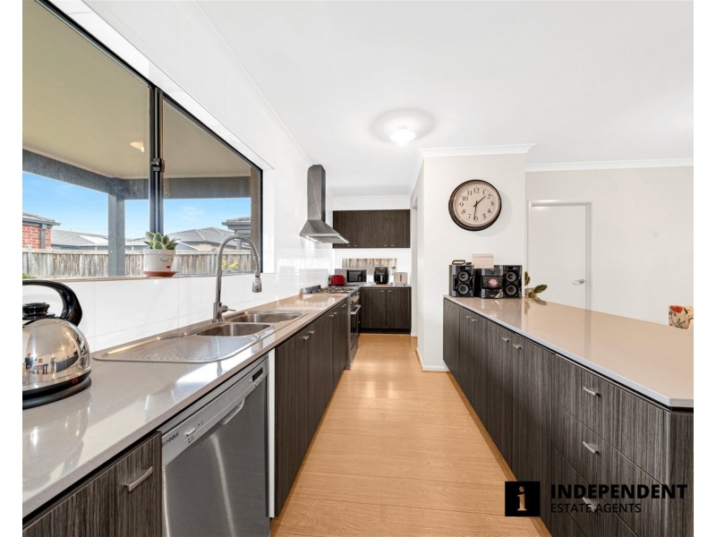 8 Pipers Place, Clyde North VIC 3978