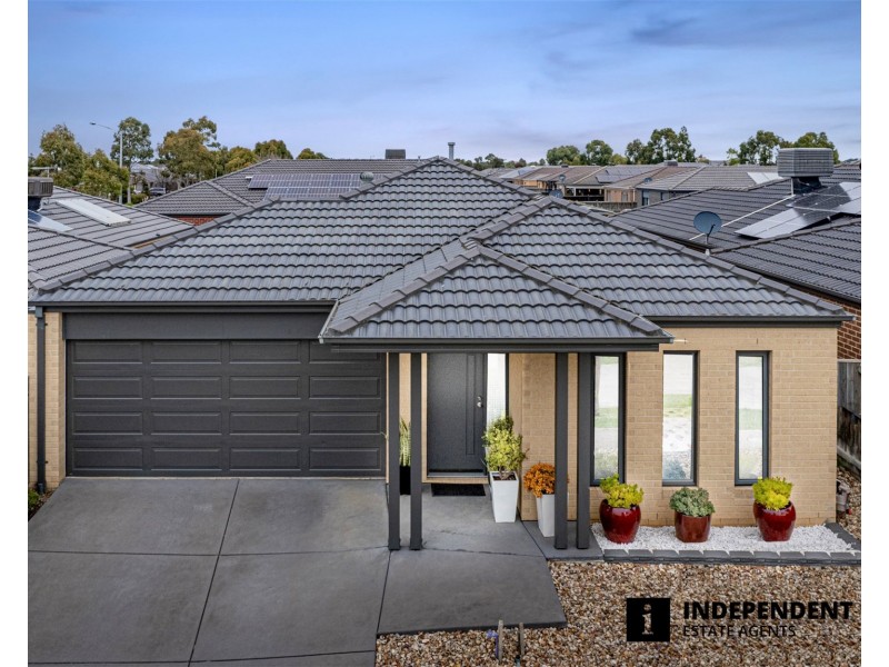 8 Pipers Place, Clyde North VIC 3978