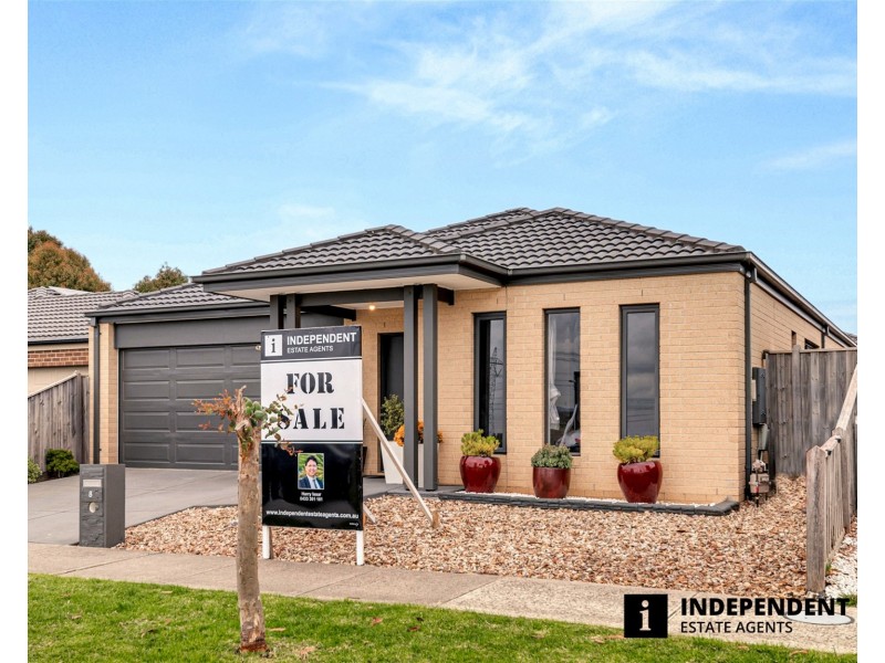 8 Pipers Place, Clyde North VIC 3978