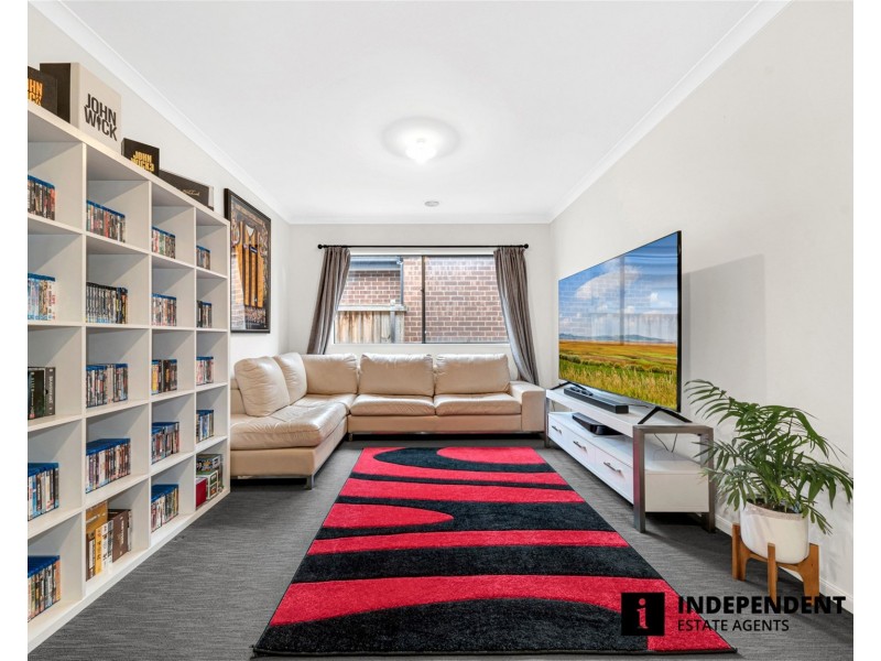 8 Pipers Place, Clyde North VIC 3978