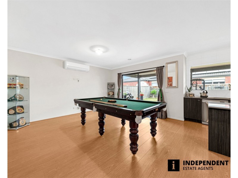 8 Pipers Place, Clyde North VIC 3978