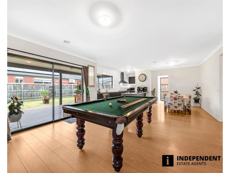 8 Pipers Place, Clyde North VIC 3978