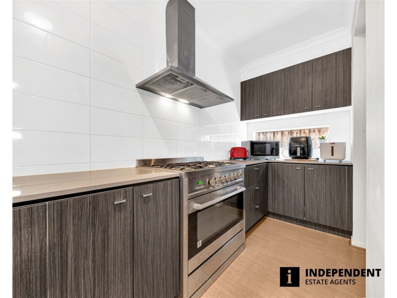 8 Pipers Place, Clyde North VIC 3978