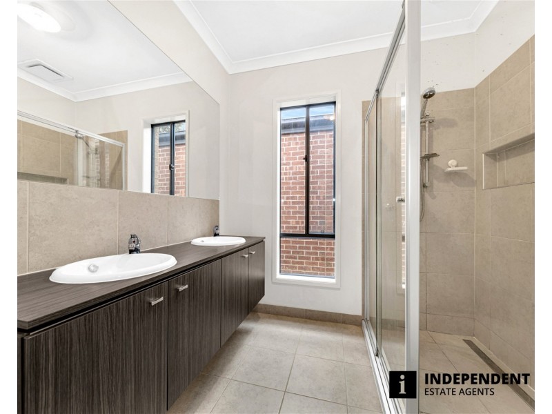 8 Pipers Place, Clyde North VIC 3978