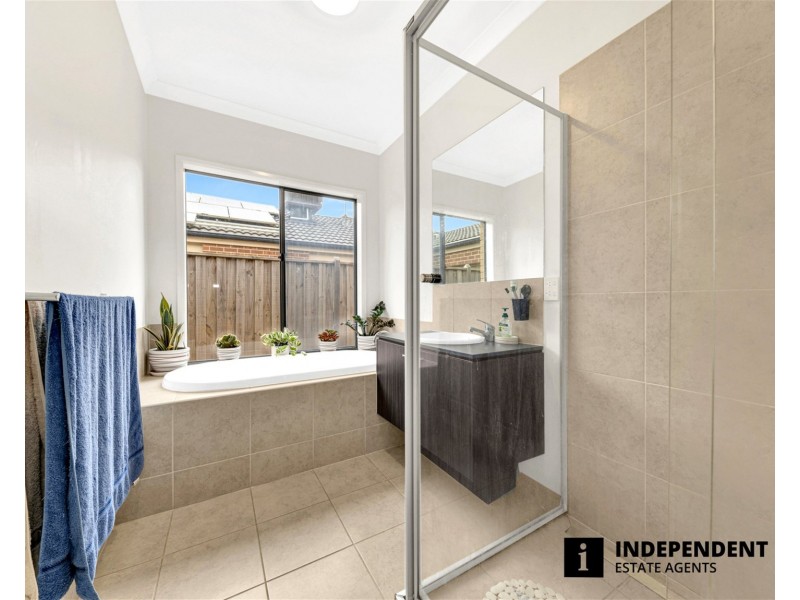 8 Pipers Place, Clyde North VIC 3978