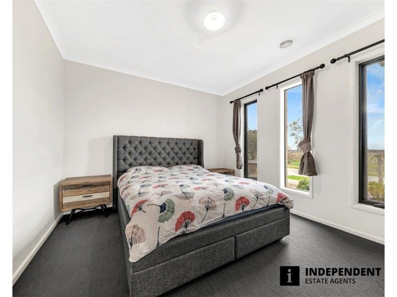 8 Pipers Place, Clyde North VIC 3978