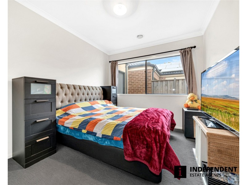 8 Pipers Place, Clyde North VIC 3978