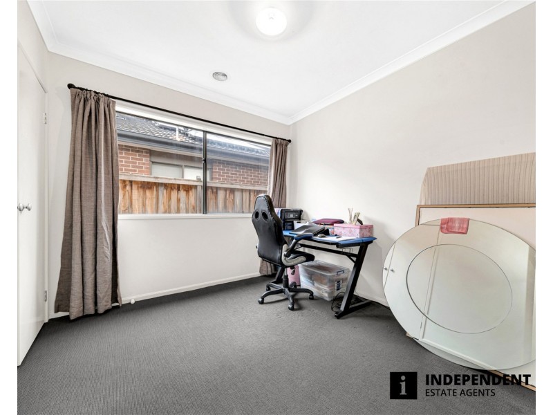 8 Pipers Place, Clyde North VIC 3978