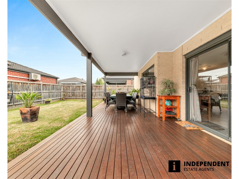 8 Pipers Place, Clyde North VIC 3978