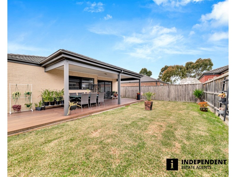 8 Pipers Place, Clyde North VIC 3978