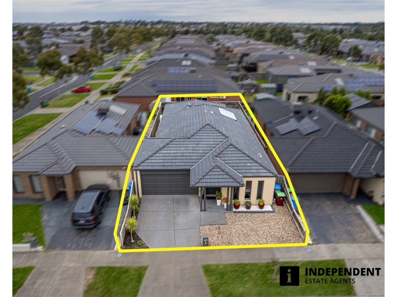 8 Pipers Place, Clyde North VIC 3978