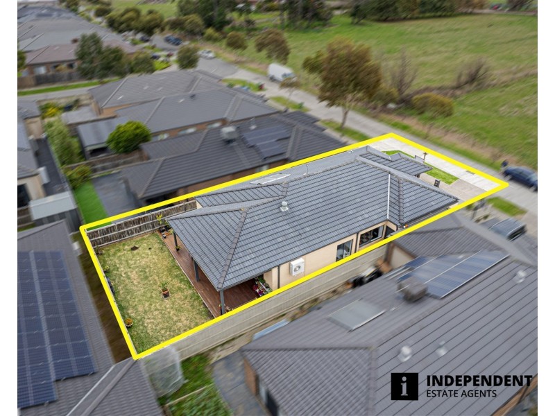 8 Pipers Place, Clyde North VIC 3978