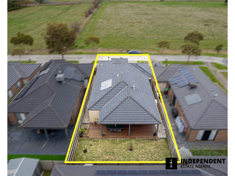 8 Pipers Place, Clyde North VIC 3978