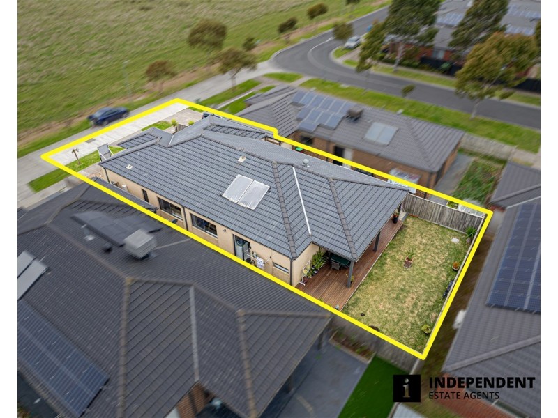 8 Pipers Place, Clyde North VIC 3978