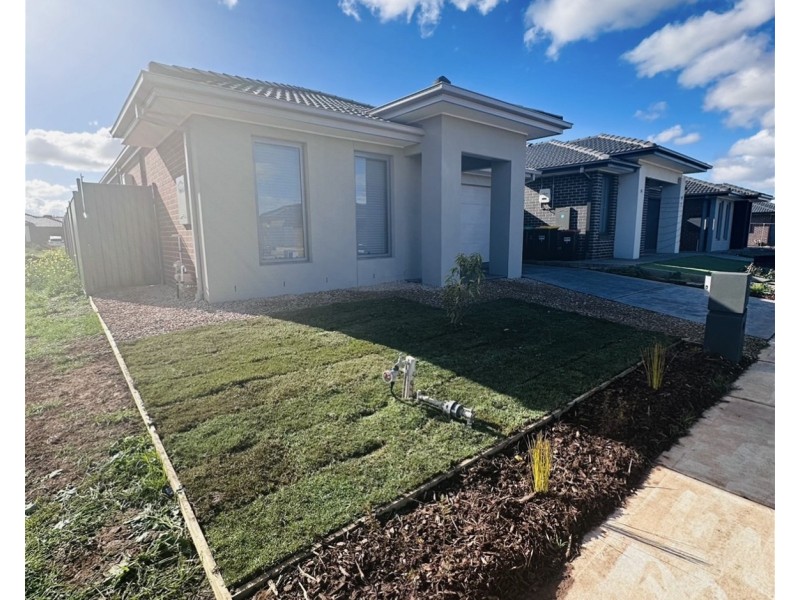 3 Songlark St, Melton South VIC 3338
