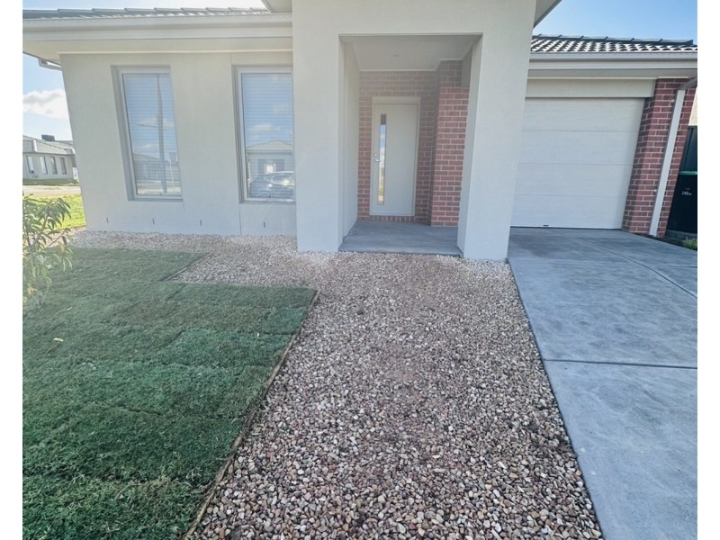 3 Songlark St, Melton South VIC 3338