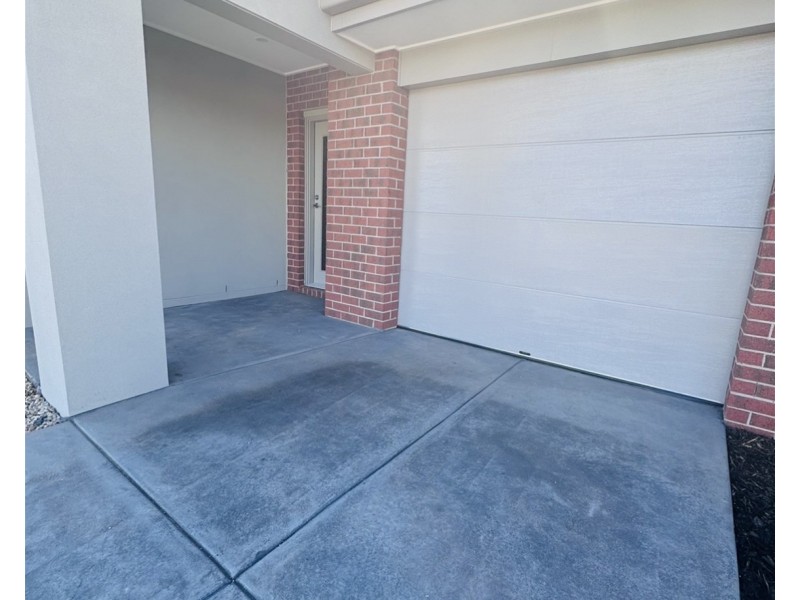 3 Songlark St, Melton South VIC 3338