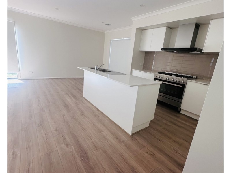 3 Songlark St, Melton South VIC 3338