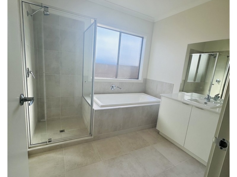 3 Songlark St, Melton South VIC 3338