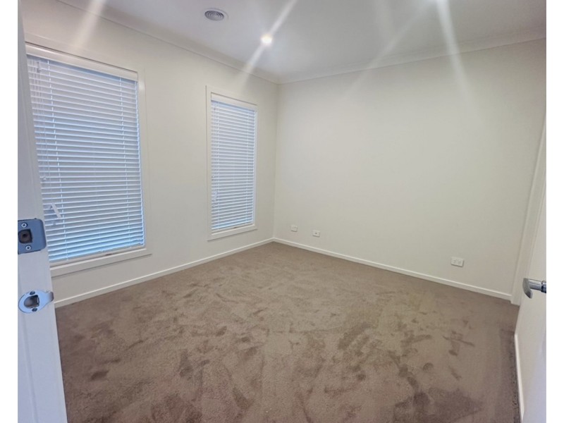 3 Songlark St, Melton South VIC 3338