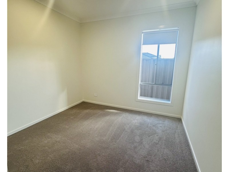 3 Songlark St, Melton South VIC 3338